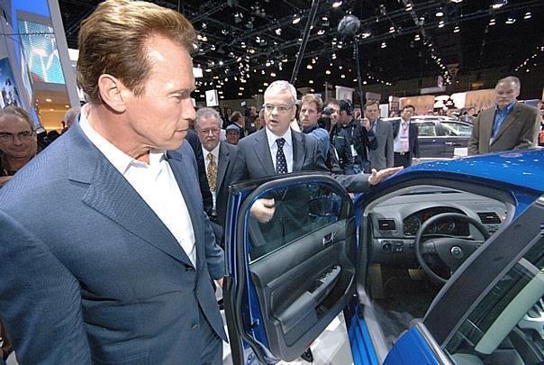 Arnold Schwarzenegger am Vokswagen-Stand. Foto: UnitedPictures 